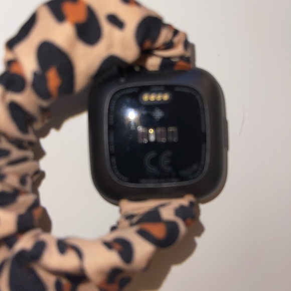 FitBit Versa 2 - Picture 3 of 3